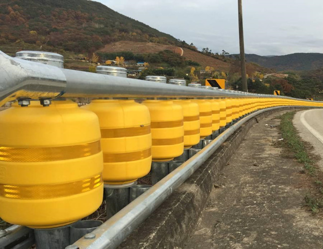 旋转式防撞道路护栏 桥梁上的新型安全利器