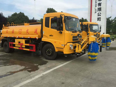 道路隔离开栏清洗车 东风天锦高效解决方案